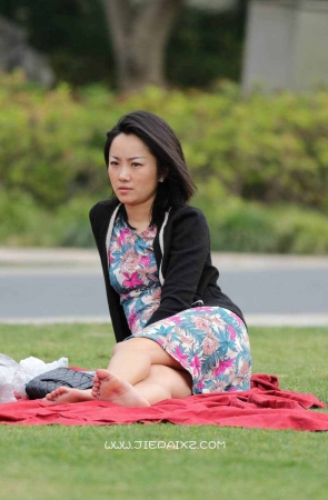 街拍花裙子美少妇