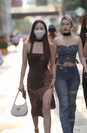 抓拍开衩裙美女