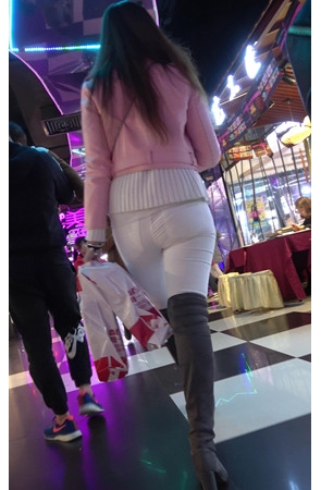 粉衣白裤紧身裤美女