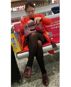 4k-车站候车室拍摄知性优雅名媛美女姐姐。