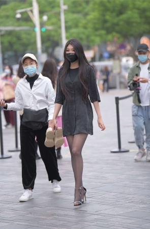 红石街拍作品 – 又遇黑丝美女