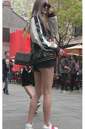 戴着墨镜的黑色热裤美女