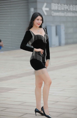 丰满短裙高跟美女