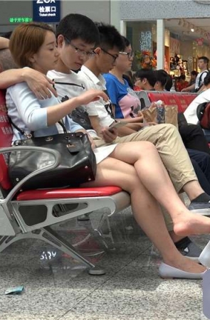 4K – 短发美腿MM挑鞋 [1.89 GB/MP4]