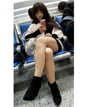 4k-高铁站候车室偶遇长腿高跟鞋甜美小萝莉美女