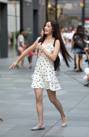 辉辉街拍作品 – 极品长腿漂亮售货员下班后的灰色丝袜