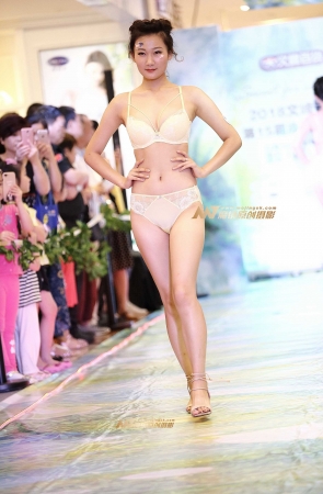 安莉芳白色蕾丝内衣秀