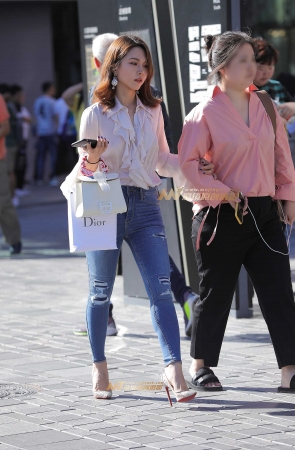 中秋节快乐，紧牛高跟美女