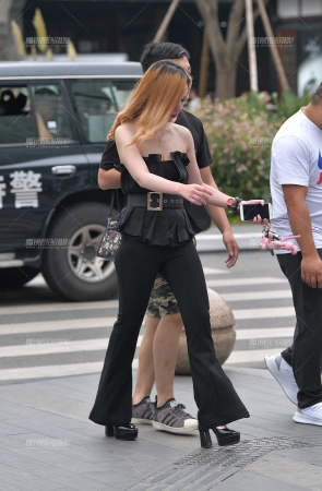 性感的紧身黑裤小姐姐