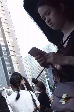 偶遇白嫩的美足人字拖少女