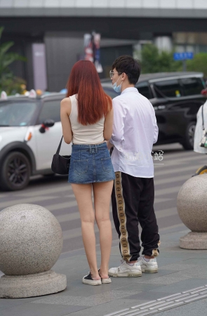 抓拍牛仔短裙小姐姐