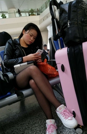 黑色丝袜性感长腿长发美女车站候车