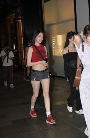 25518-14=34√热裤大白腿，就是好看