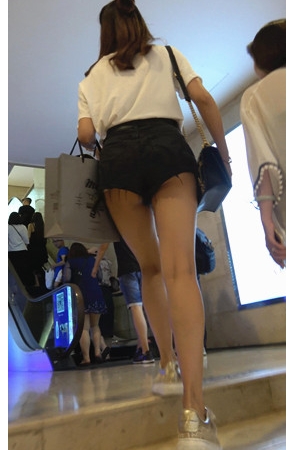 黑色牛仔热裤美女