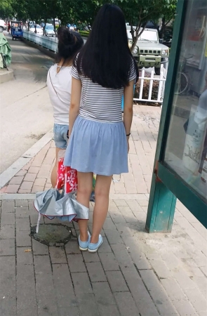 等车的短裙小妹