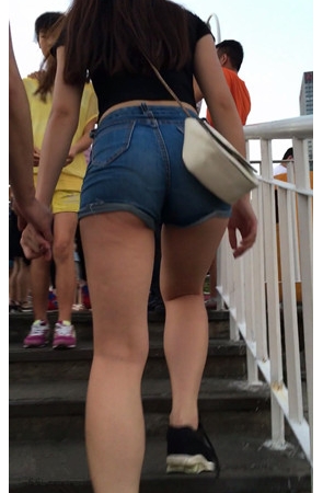 丰腴牛仔热裤妹子