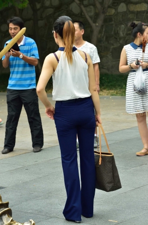 2016-07-04紧身蓝色喇叭长裤少妇23张