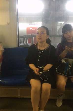 坐在对面的熟女