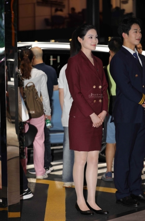 【街拍心灵】空乘制服街拍小姐姐肉丝美腿