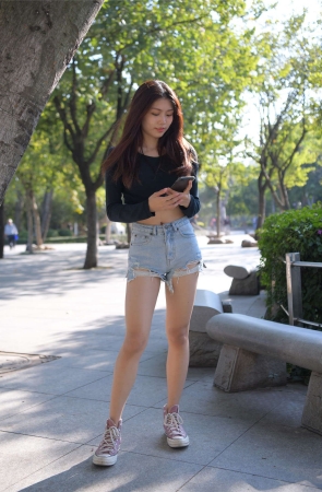 红石街拍摄影作品 热裤女孩