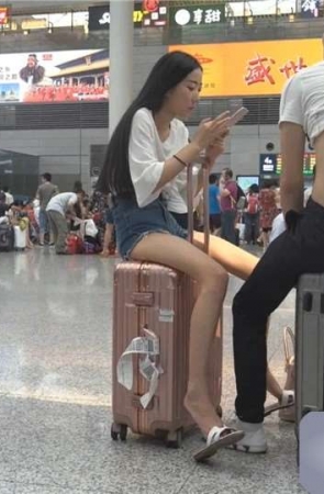 4K – 车站坐姿销魂的热裤美女 [497 MB/WMV]