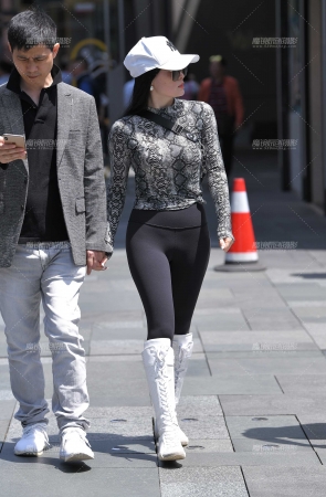 正午时的黑色健美裤