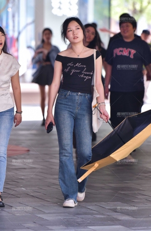 黑衫牛仔裤美女