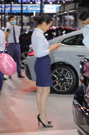 【街拍心灵】】宝马汽车销shou经理超薄街拍灰丝细高跟