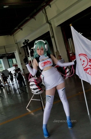 4K – 漫展的可爱cos小女孩 [699 MB/MP4]