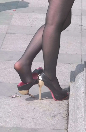 黑丝美女玩鞋
