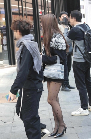 诱惑黑丝高跟街拍少妇-14P