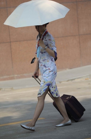 【街拍心灵】空姐经典旗袍街拍灰丝美腿