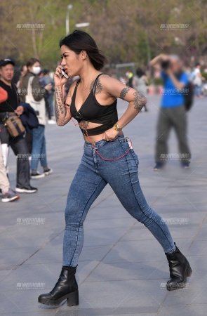 社会紧牛小妹之一路狂奔