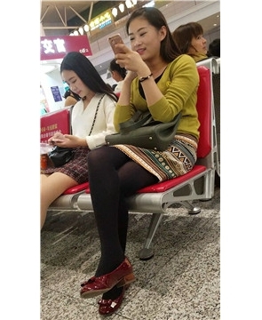 4k-高铁候车室笑容超级甜美的黑丝美腿MM，颜值简直要爆表。