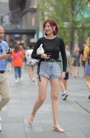 J189街头热裤风光