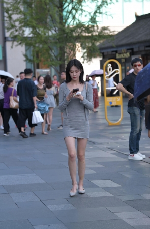 灰色紧身包臀裙美女