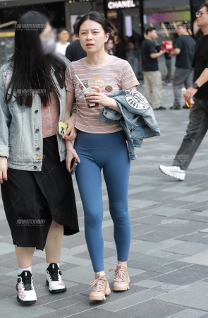 蓝色瑜伽裤美女