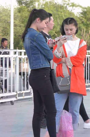 清纯白净马尾辫紧身裤美女