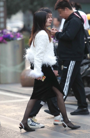 诱惑街拍黑丝高跟少妇