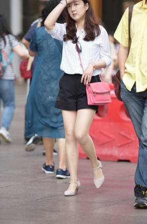 这街拍丝袜薄的像没穿一样