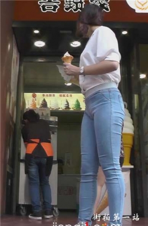 脸色红润紧身蓝牛好身材美女跟男友手挽手压马路。[639 MB]