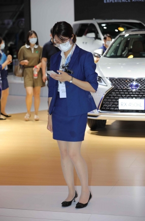 【街拍心灵】雷克萨斯销售肉 丝街拍高跟蓝色工装