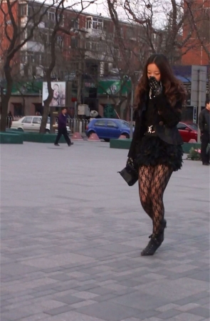 街拍时尚个性丝袜美女