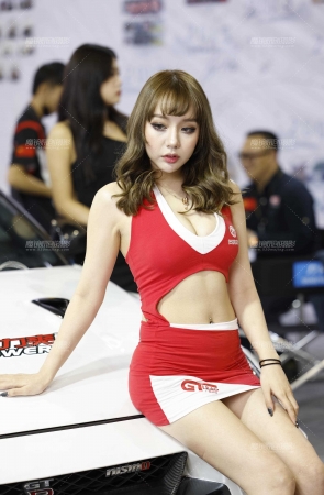 20201023红裙金发美眉车模