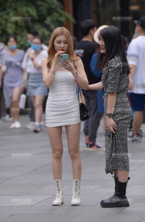 裹胸包臀裙美女