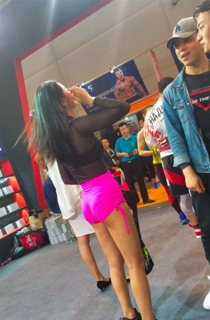 运动鞋粉色运动裤性感翘臀极品美女