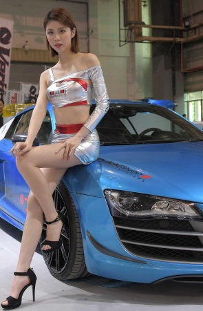 性感，银色包臀裙女模