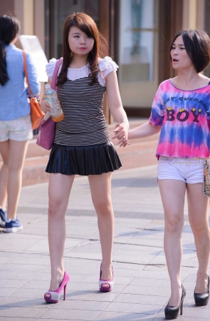 小摆裙，裸腿，鱼嘴高跟