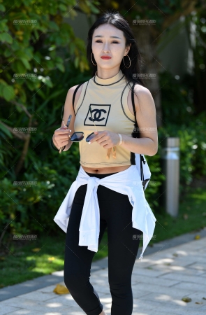 紧身黑裤气质美女