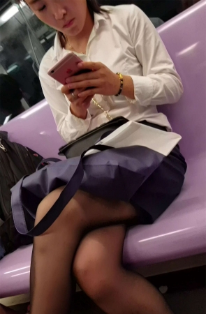 地铁里遇见了极致的女神